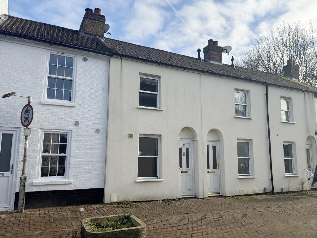 Lot: 63 - TOWN CENTRE HOUSE IN NEED OF IMPROVEMENT - Front view of house in need of improvement